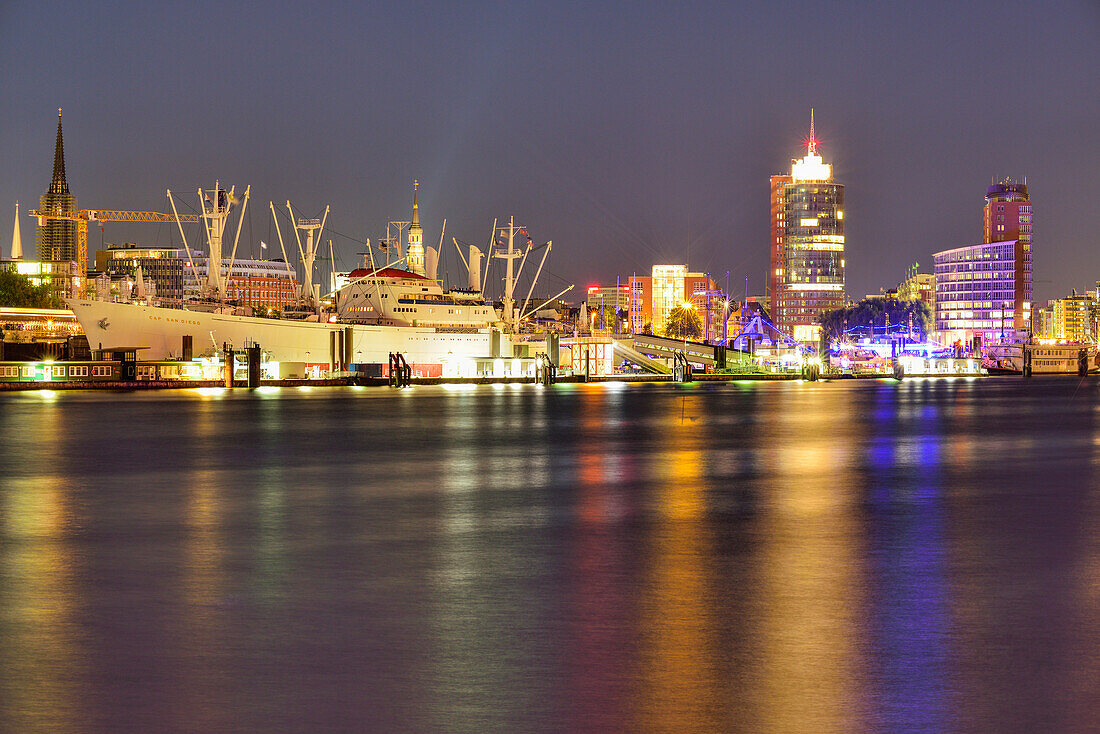 Elbe bei Nacht mit Blick auf Nicolaikirche, Kirche St. Katharinen, Museumsschiff Cap San Diego und Hanseatic Trade Center, Hamburg, Deutschland