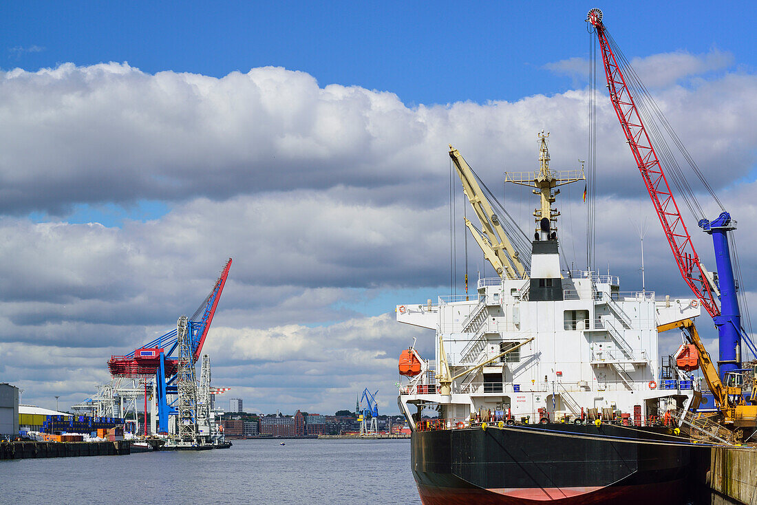 Schiff liegt an Dock an und wird beladen, Waltershof, Elbe, Hamburg, Deutschland