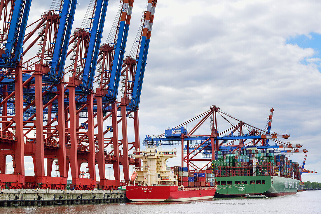 Frachtschiffe am Container-Terminal Burchardkai, Waltershof, Hamburg, Deutschland