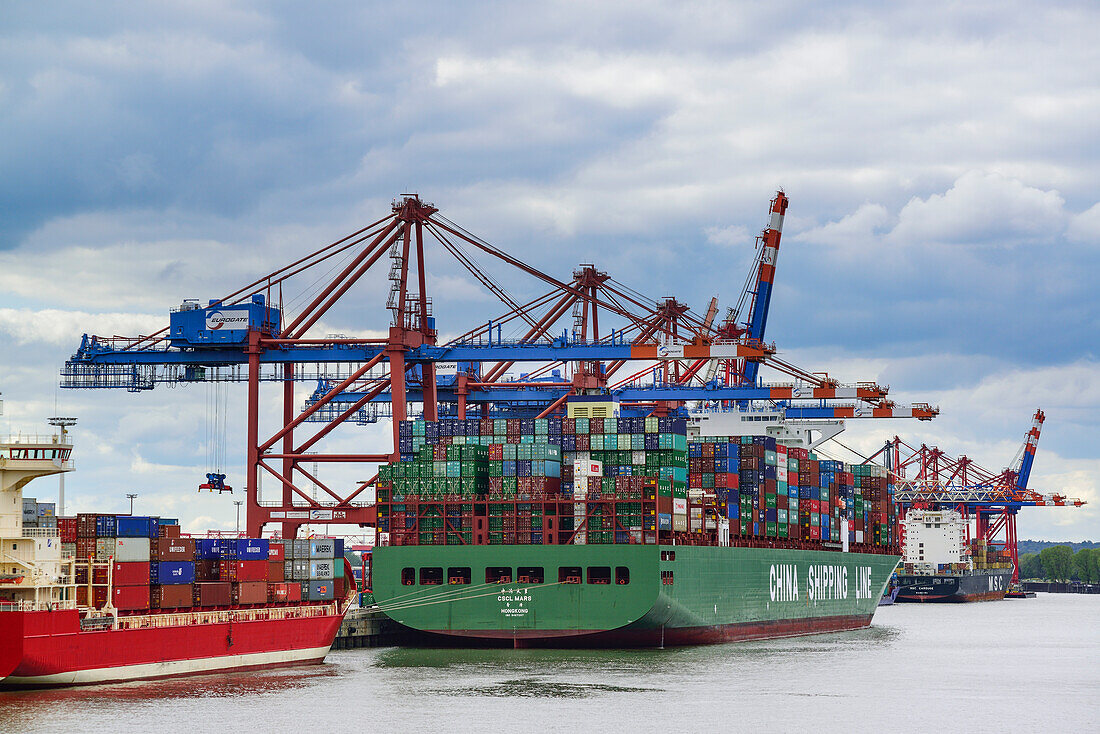 Frachtschiffe am Container-Terminal Burchardkai, Waltershof, Hamburg, Deutschland