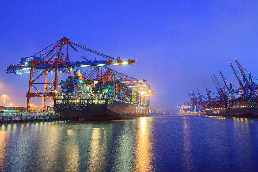 Frachtschiffe am beleuchteten Container-Terminal Burchardkai bei Nacht, Waltershof, Hamburg, Deutschland