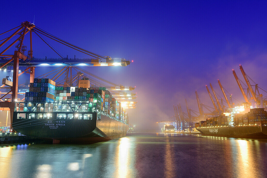 Frachtschiffe am beleuchteten Container-Terminal Burchardkai bei Nacht, Waltershof, Hamburg, Deutschland