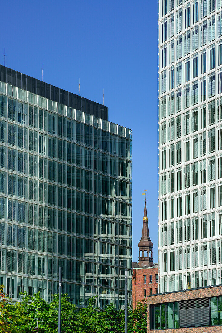 Gebäude der Redaktion Spiegel, Spiegelgebäude, mit Kirche St. Katharinen im Hintergrund, Hafencity, Hamburg, Deutschland