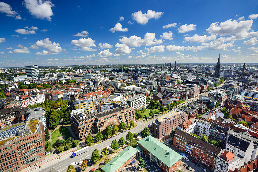 Blick auf Hamburg mit Binnenalster, Rathaus und Nicolaikirche vom Michel, Michaeliskirche, Hamburg, Deutschland