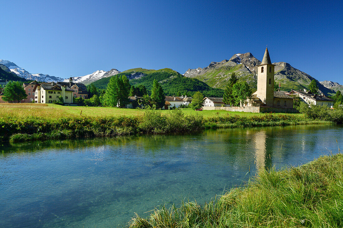 Blick über Inn auf Kirche von Sils-Baselgia, Sils, Oberengadin, Engadin, Graubünden, Schweiz