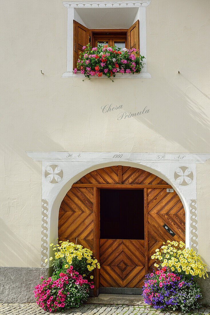 Bündner Haus mit Blumenschmuck, S-chanf, Oberengadin, Engadin, Kanton Graubünden, Schweiz