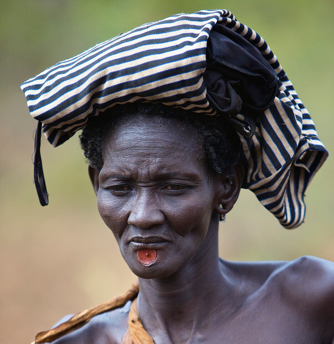 Bode dress simple. The women wear goatskins tied at the waist and shoulder, while men fasten a strip of cotton or bark-cloth around their waist or walk naked. Salamago District, Omo valley, Ethiopia, 2010