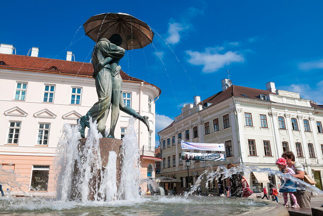 Statue of lovers (Suudlevad Tudengid), Town Hall Square (Raekoja Plats), Tartu, Estonia, Baltic States, Europe