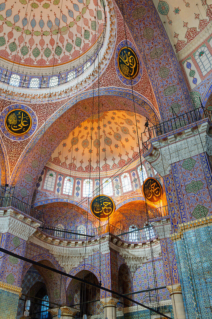 Yeni Mosque, Eminonu and Bazaar District, Istanbul, Turkey, Europe