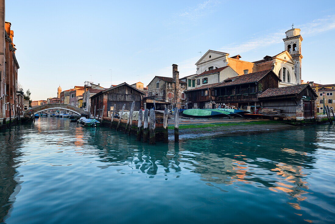 Gondola boatyard in the Dorsoduro district of Venice, UNESCO World Heritage Site, Veneto, Italy, Europe