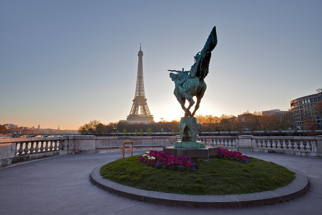 Statue de Wederlink symbolising the French Resistance, Pont Bir Hakeim, with the Eiffel Tower behind, Paris, France, Europe