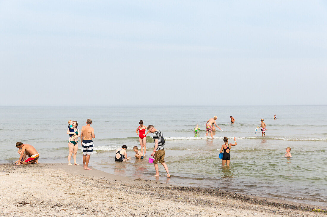 Urlauber baden in der Ostsee, Marielyst, Falster, Dänemark