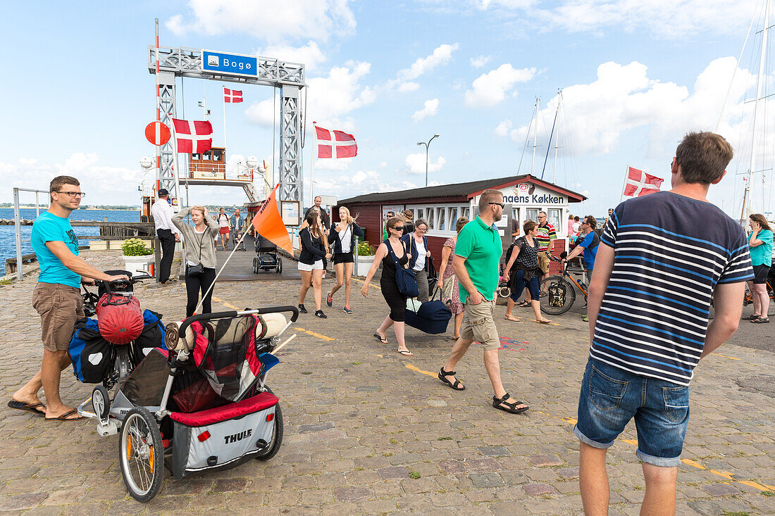 Fahrradfahrer mit Kinderanhänger am Fähranleger, Stubbekobing, Falster, Dänemark