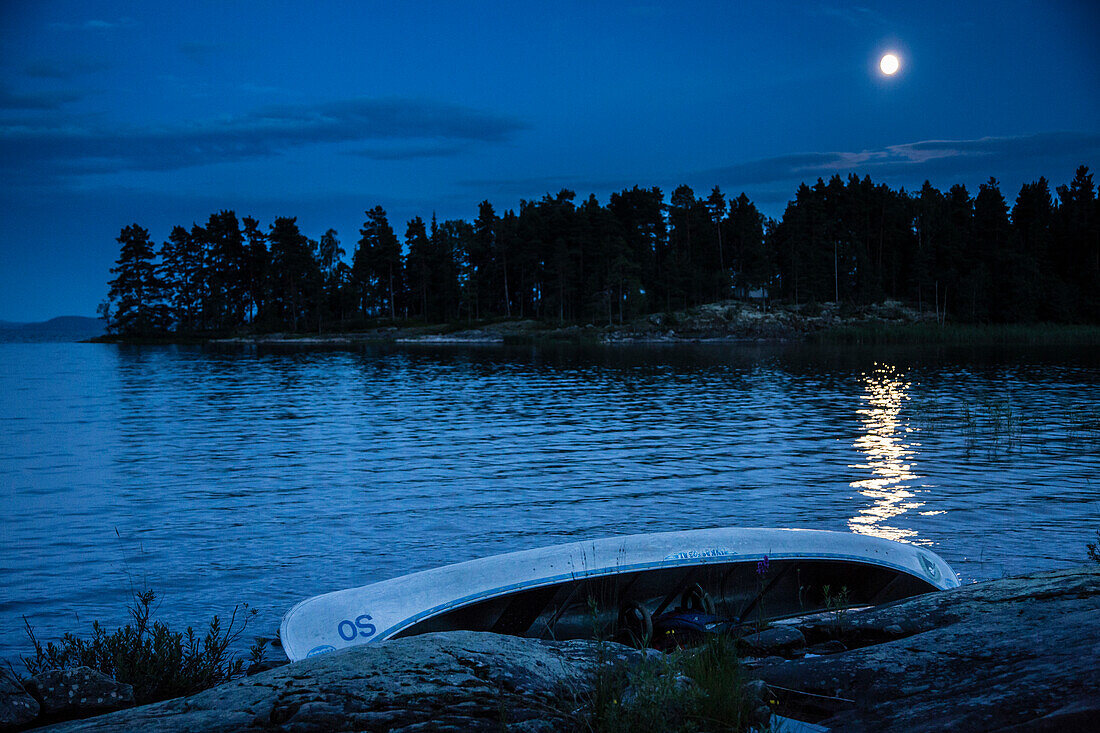 Vollmond über dem See Glafsfjorden, Värmland, Schweden