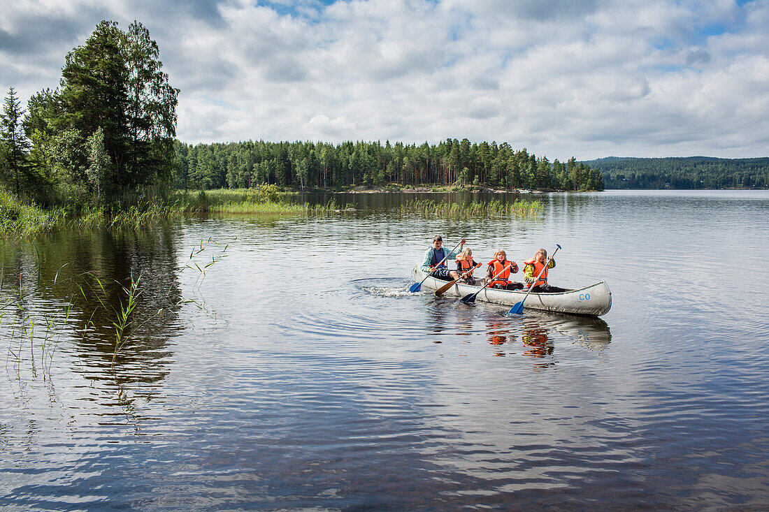 Kinder in einem Kanu auf dem Värmelnsee, Värmland, Schweden