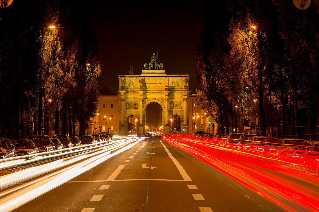 Siegestor bei Nacht, München, Oberbayern, Bayern, Deutschland