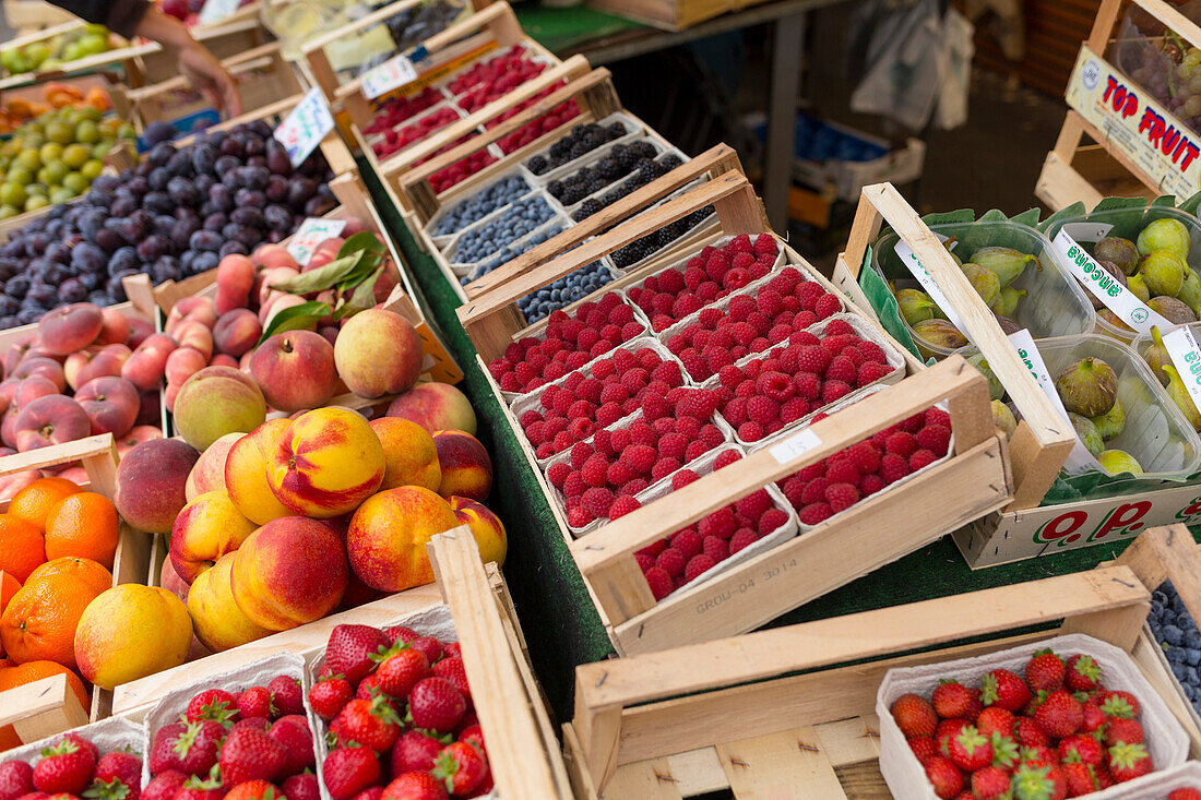 Obst und Gemüsestand am Viktualienmarkt, München, Oberbayern, Bayern, Deutschland