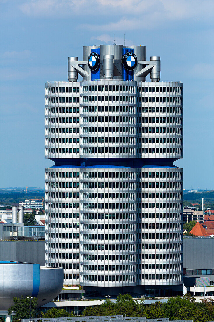 Blick vom Olympiaberg auf das BMW Gebäude, München, Oberbayern, Bayern, Deutschland