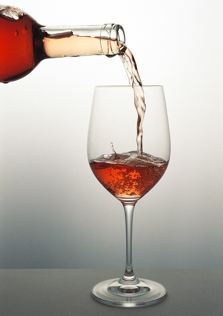 Pouring a glass of rosŽ wine