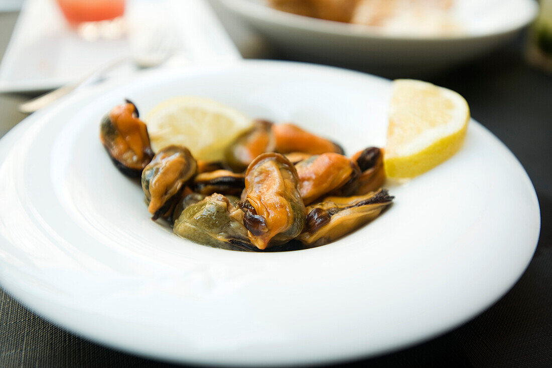 Steamed mussels garnished with lemon slices