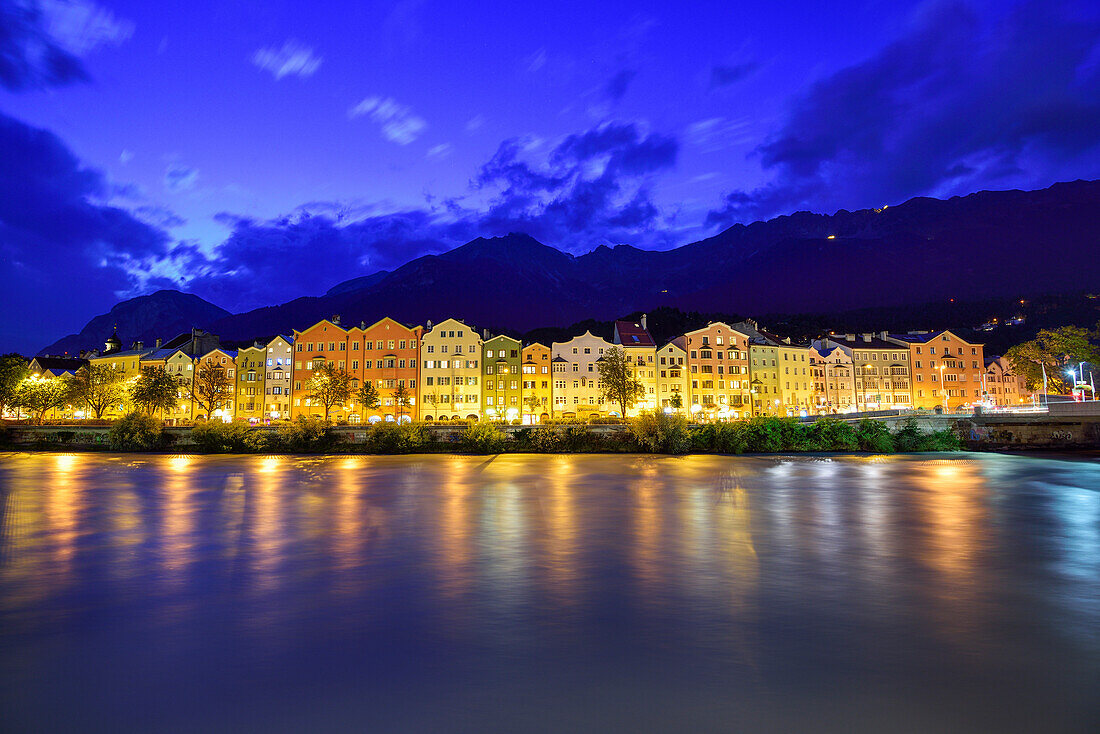 Innzeile bei Nacht mit Karwendel im Hintergrund, Innsbruck, Tirol, Österreich