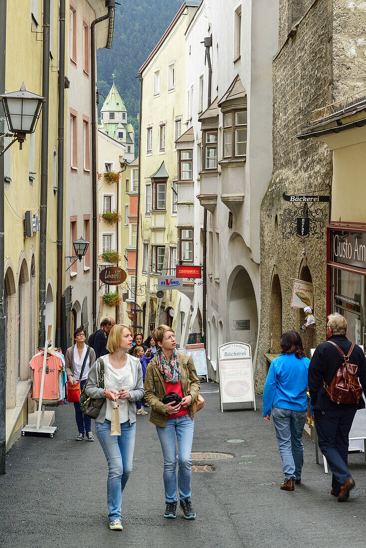 Personen gehen durch Gasse Langer Graben in der Altstadt, Hall, Tirol, Österreich