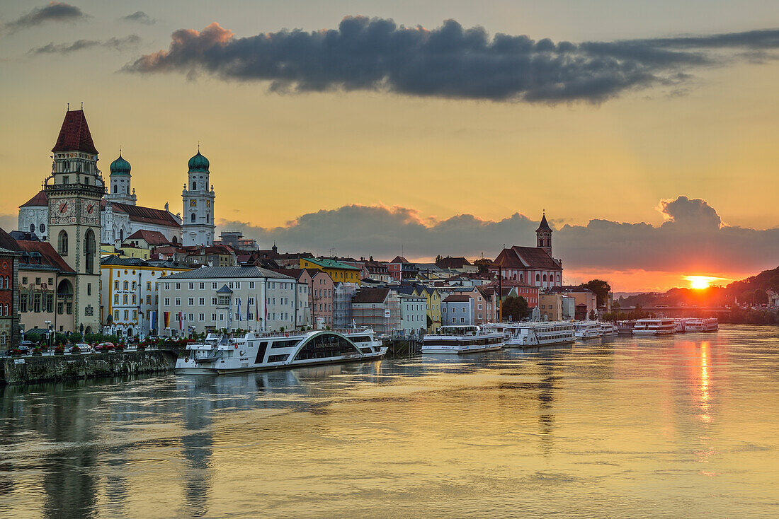 Stadtansicht mit Donau im Sonnenuntergang, Passau, Niederbayern, Bayern, Deutschland