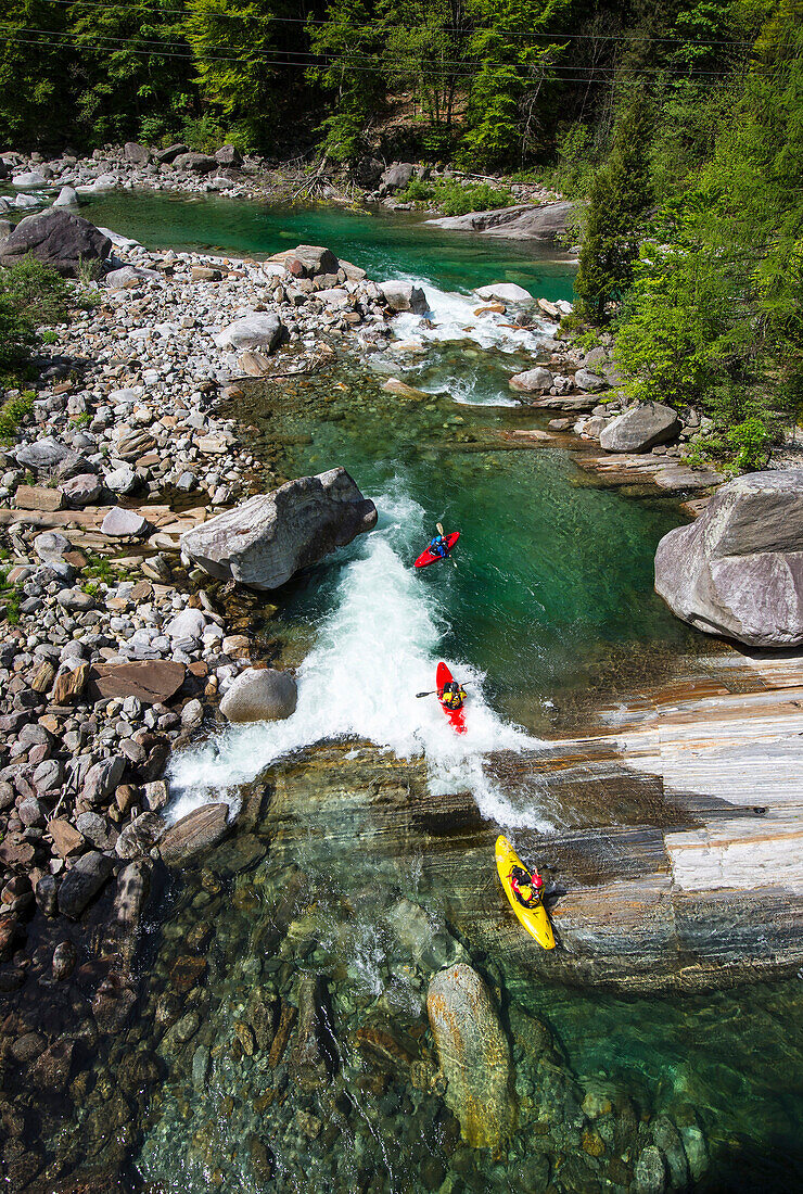 Drei Kajakfahrer auf der glasklaren Verzasca, Tessin, Schweiz