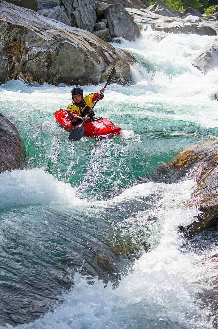 Kajakfahrer auf der glasklaren Verzasca, Tessin, Schweiz