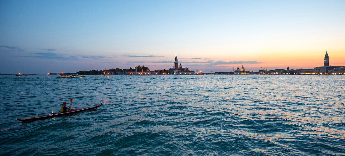 Paddler nach Sonnenuntergang auf dem Canal Grande, Venedig, Italien