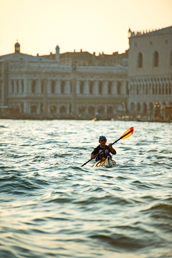 Paddler vor Markusplatz auf dem Canal Grande, Venedig, Italien