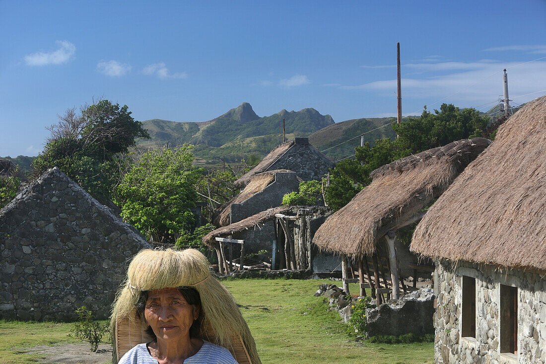 Ivatan Frau neben Steinhaus, Dorf, Sabtang Insel, Batanes, Philippinen, Asien
