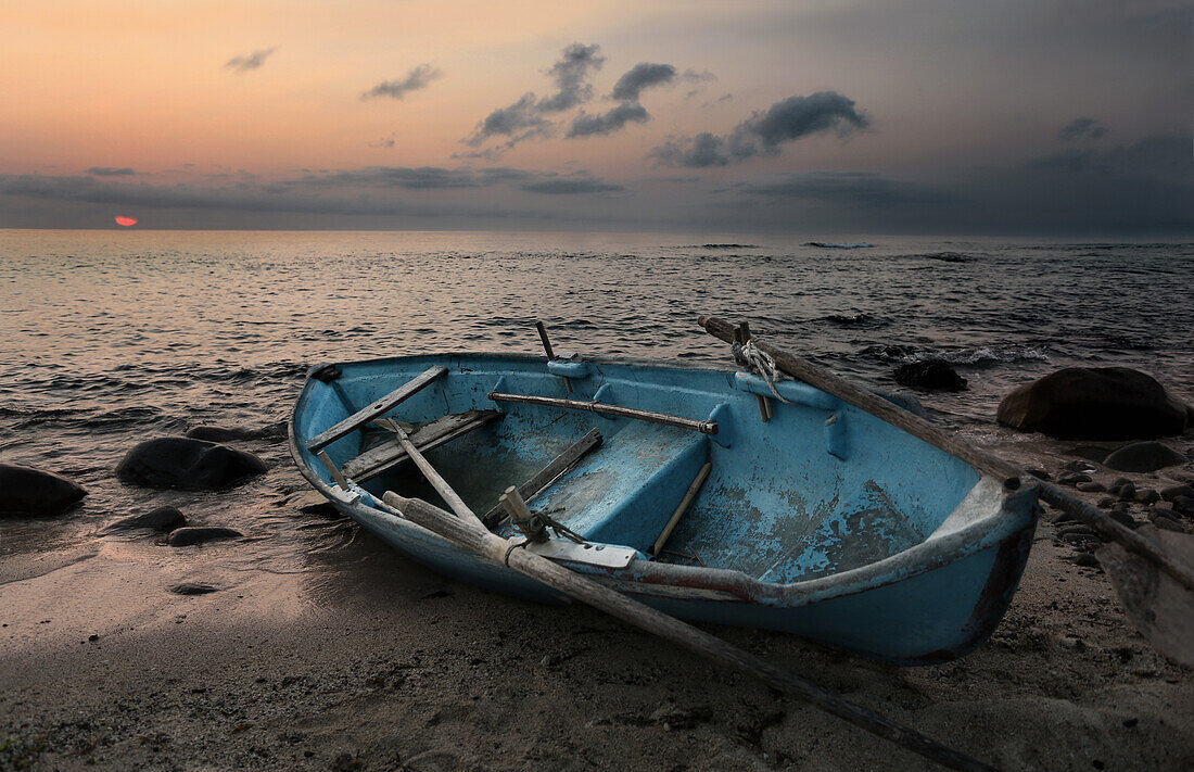 Küstenlandschaft von Baten Insel bei Sonnenuntergang mit Fischerboot, Batanes, Philippinen, Asien