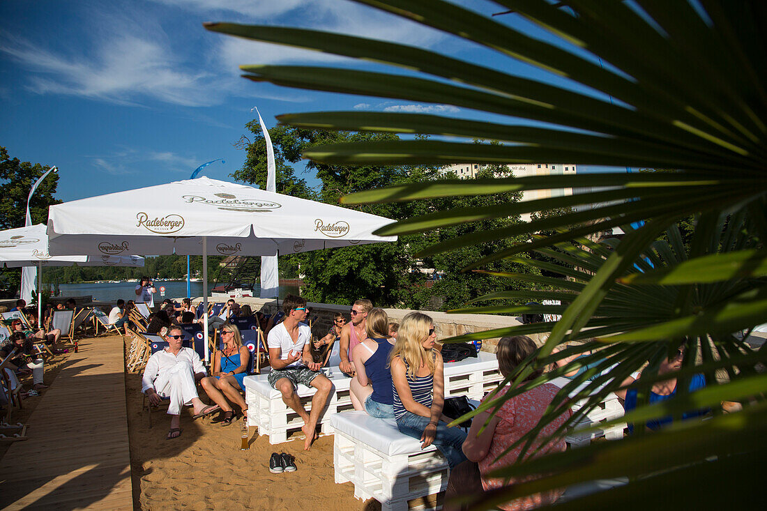 Junge Menschen chillen am späten Nachmittag am Stadtstrand nahe dem Mainufer,  Schweinfurt, Franken, Bayern, Deutschland