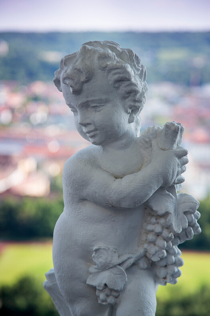 Skulptur einer Figur am Schlosshotel Steinburg, Würzburg, Franken, Bayern, Deutschland