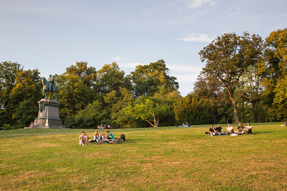 Menschen sitzen auf Wiese im Hofgarten, Coburg, Franken, Bayern, Deutschland