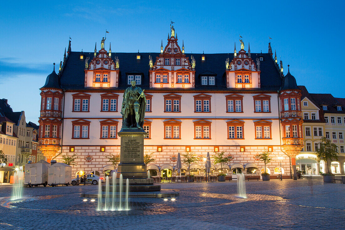 Marktplatz mit Prinz Albert-Denkmal und Stadthaus in der Dämmerung, Coburg, Franken, Bayern, Deutschland
