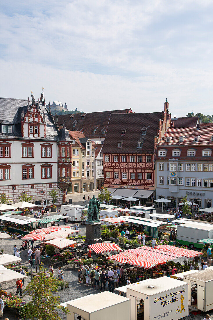 Überblick über Wochenmarkt am Marktplatz und Stadthaus, Coburg, Franken, Bayern, Deutschland