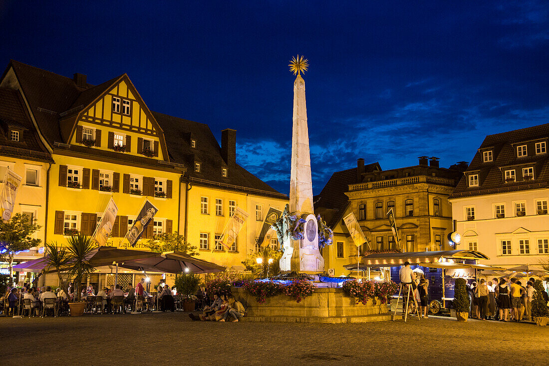 Luitpoldbrunnen am Marktplatz bei Nacht, Kulmbach, Franken, Bayern, Deutschland