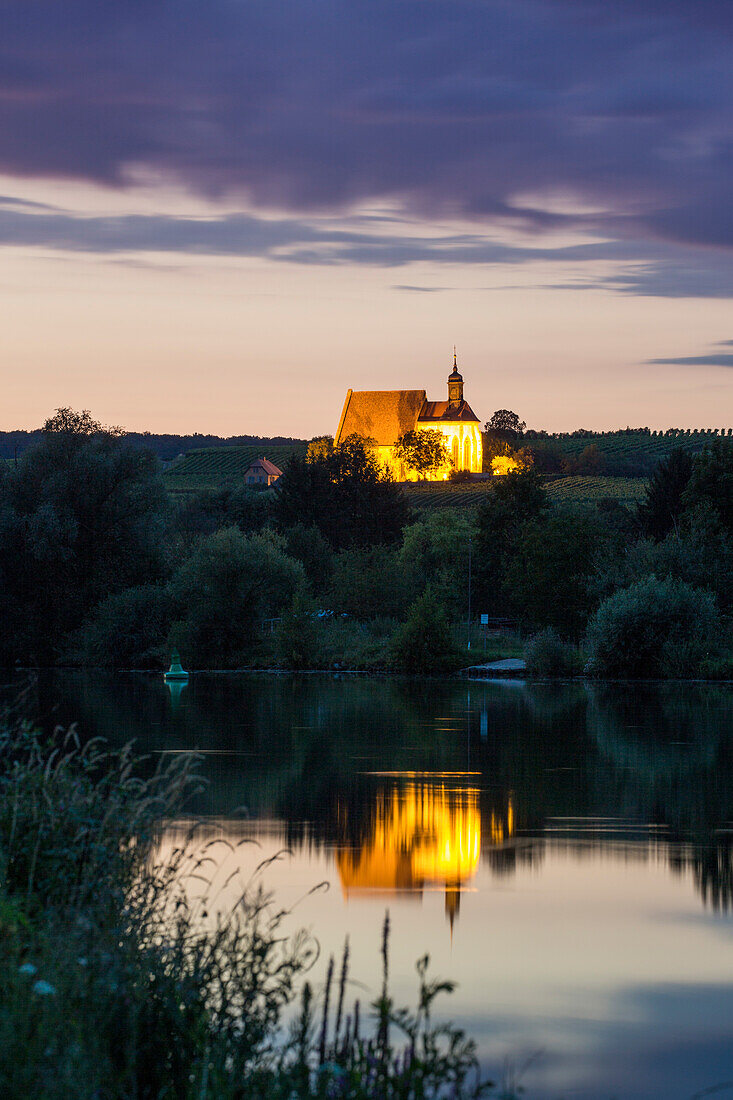 Spiegelung der Wallfahrtskirche Maria im Weingarten im Fluss Main in der Dämmerung, Volkach, Franken, Bayern, Deutschland