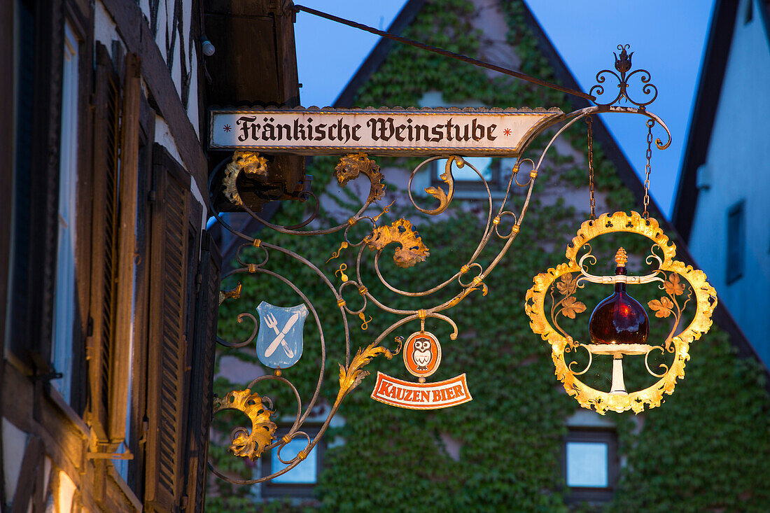 Schild von Gasthaus und Restaurant Fränkische Weinstube Ehrbar (alles auf der Speisekarte ist oberlecker!) in der Dämmerung, Frickenhausen, nahe Ochsenfurt, Franken, Bayern, Deutschland