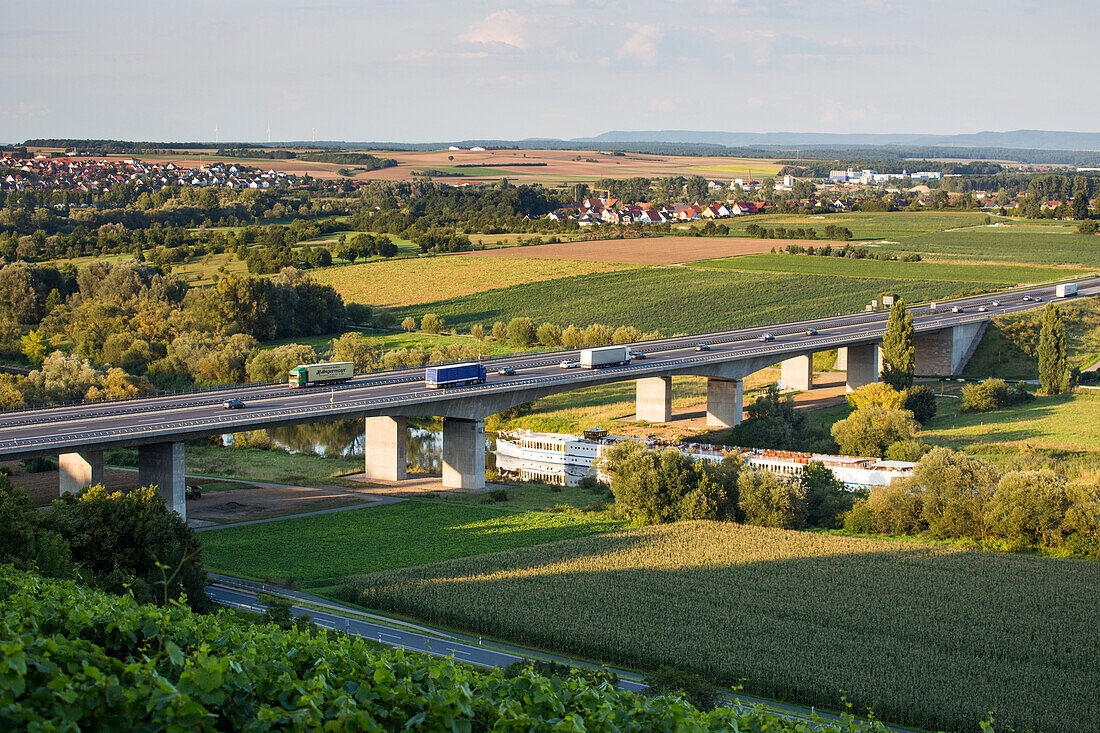 Flusskreuzfahrtschiff River Cloud II auf Fluss Main fährt unter Autobahnbrücke der A3, Dettelbach, nahe Kitzingen, Franken, Bayern, Deutschland