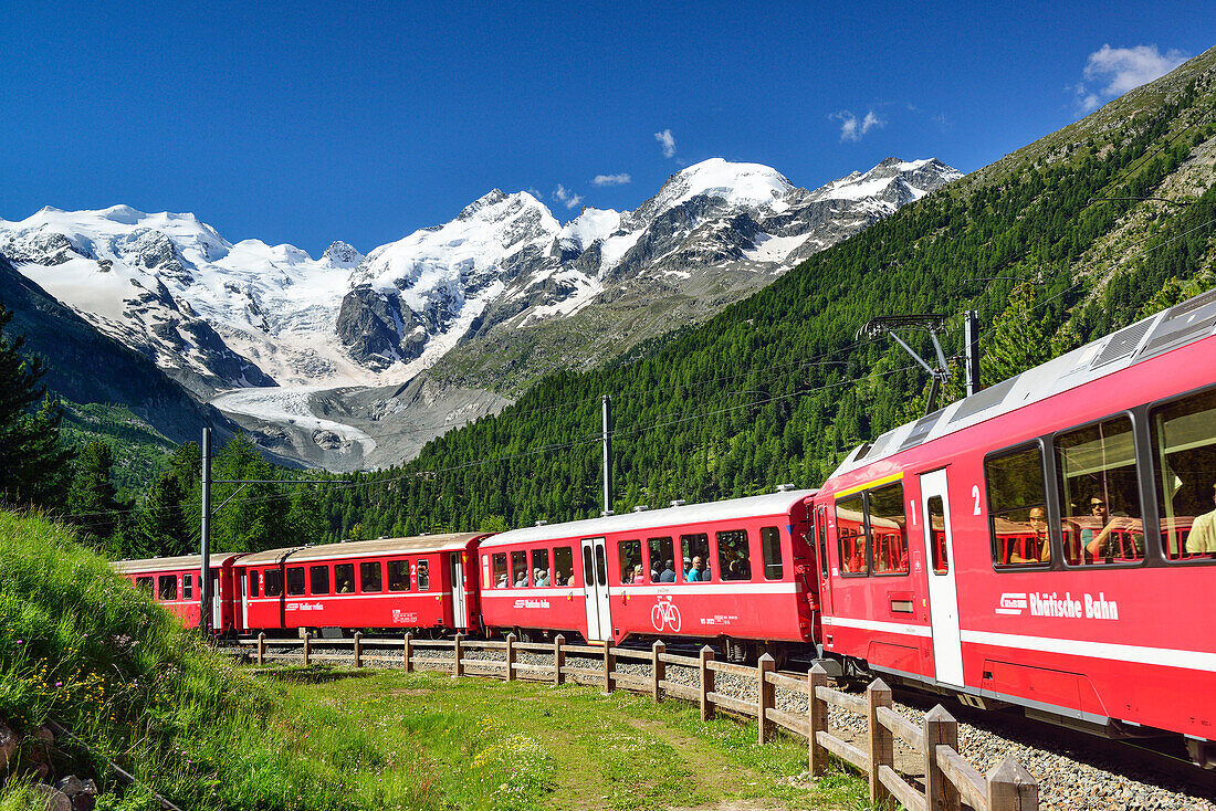 Rhätische Bahn vor Berninagruppe mit Piz Palü, Piz Bernina und Piz Morteratsch, Morteratschtal, Morteratsch, Bernina, Oberengadin, Engadin, Graubünden, Schweiz