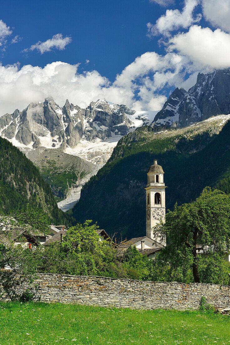 Ortschaft Soglio unter der Bondasca-Gruppe, Soglio, Bergell, Oberengadin, Engadin, Graubünden, Schweiz
