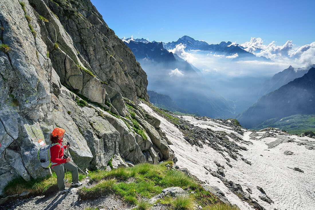 Frau beim Wandern genießt Ausblick auf Monte Disgrazia, Sentiero Roma, Bergell, Lombardei, Italien
