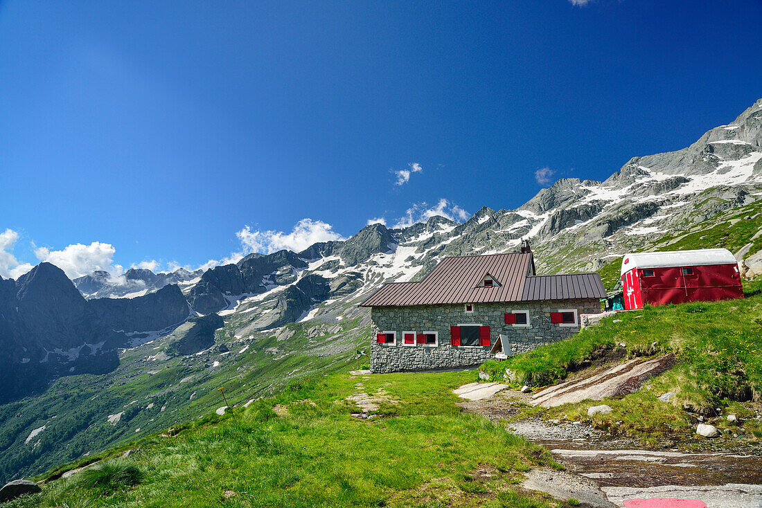 Hut Rifugio Omio in front of Bergell range, Rifugio Omio, Sentiero Roma, Bergell range, Lombardy, Italy