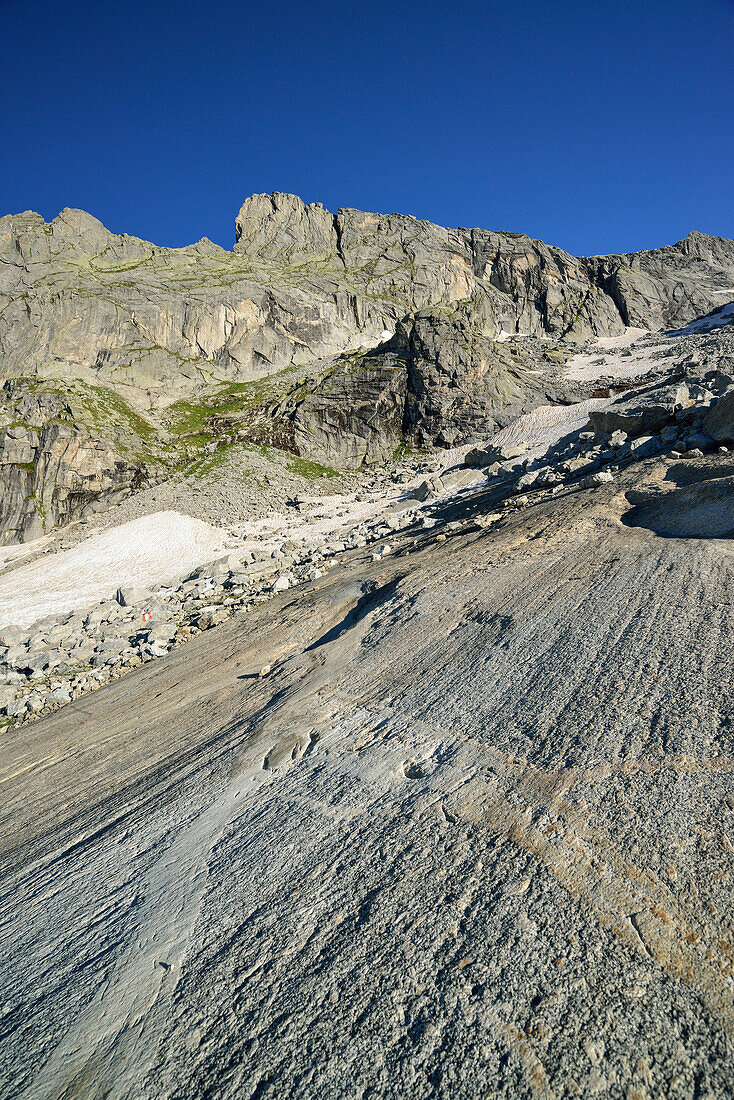Gletschergeschliffene Felsplatte mit Granitbergen im Hintergrund, Sentiero Roma, Bergell, Lombardei, Italien