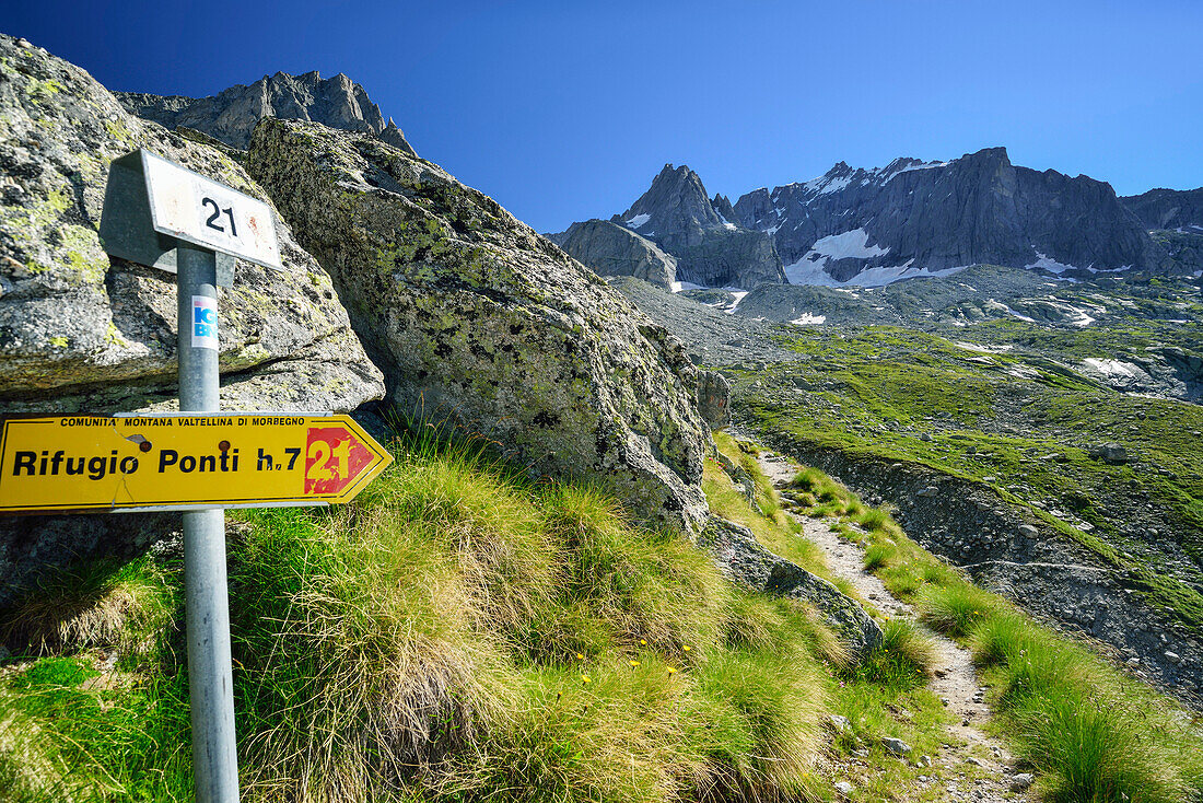 Wegweiser und Wanderweg am Sentiero Roma, Sentiero Roma, Bergell, Lombardei, Italien