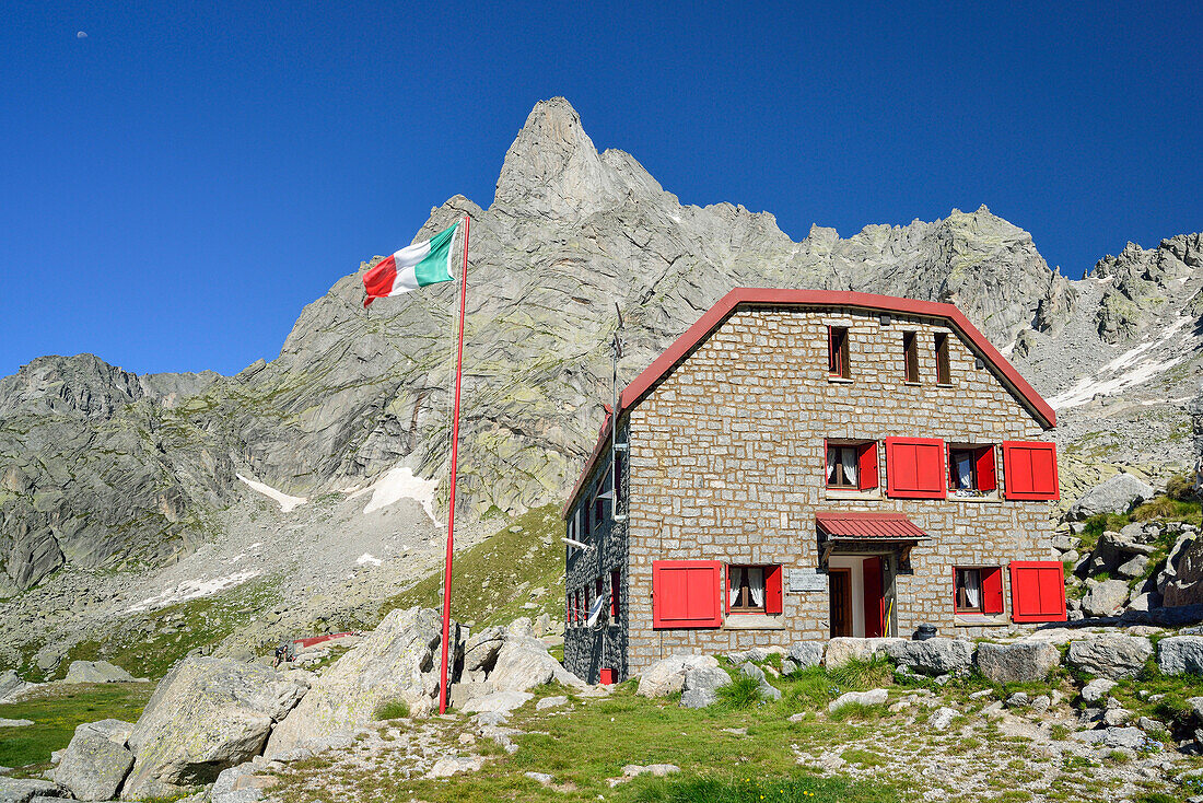 Rifugio Allievi mit Pizzo di Zocca, Sentiero Roma, Bergell, Lombardei, Italien