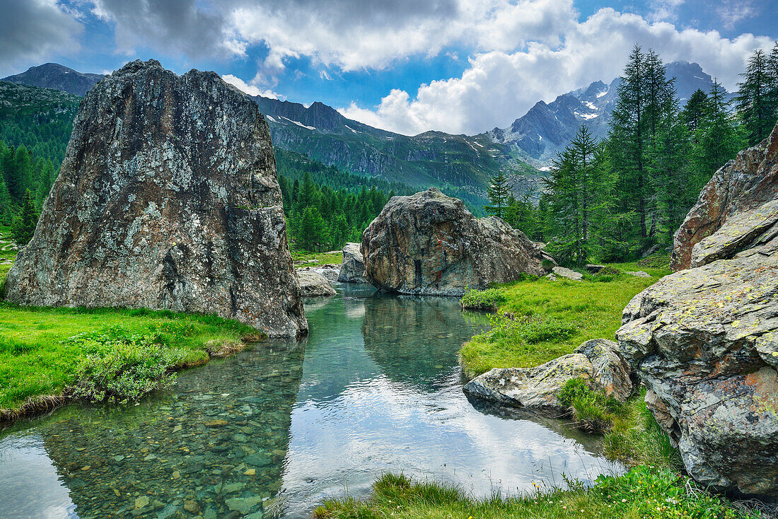 Bach fließt an großen Steinblöcken vorbei durchs Valle Airale, Sentiero Roma, Bergell, Lombardei, Italien